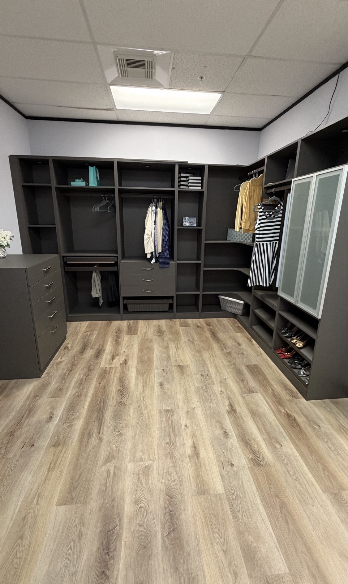 Walk-in closet system